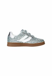 Baskets argentées à paillettes avec des accents blancs, dotées de straps à crochets et d'une semelle en caoutchouc marron. Texture lisse avec une finition brillante.