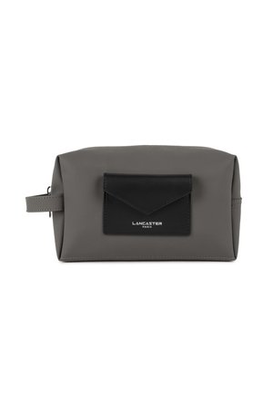 Borsa cosmetica grigia con superficie strutturata, dotata di una tasca frontale nera. Il design comprende un manico e decorazioni in hardware argentato.