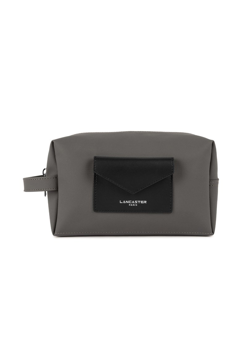 Borsa cosmetica grigia con superficie strutturata, dotata di una tasca frontale nera. Il design comprende un manico e decorazioni in hardware argentato.