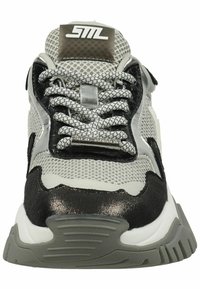 Basket de sport en mesh gris avec des accents noirs et argentés. Comprend un dessus texturé, un col rembourré, des détails réfléchissants et une semelle en caoutchouc robuste.