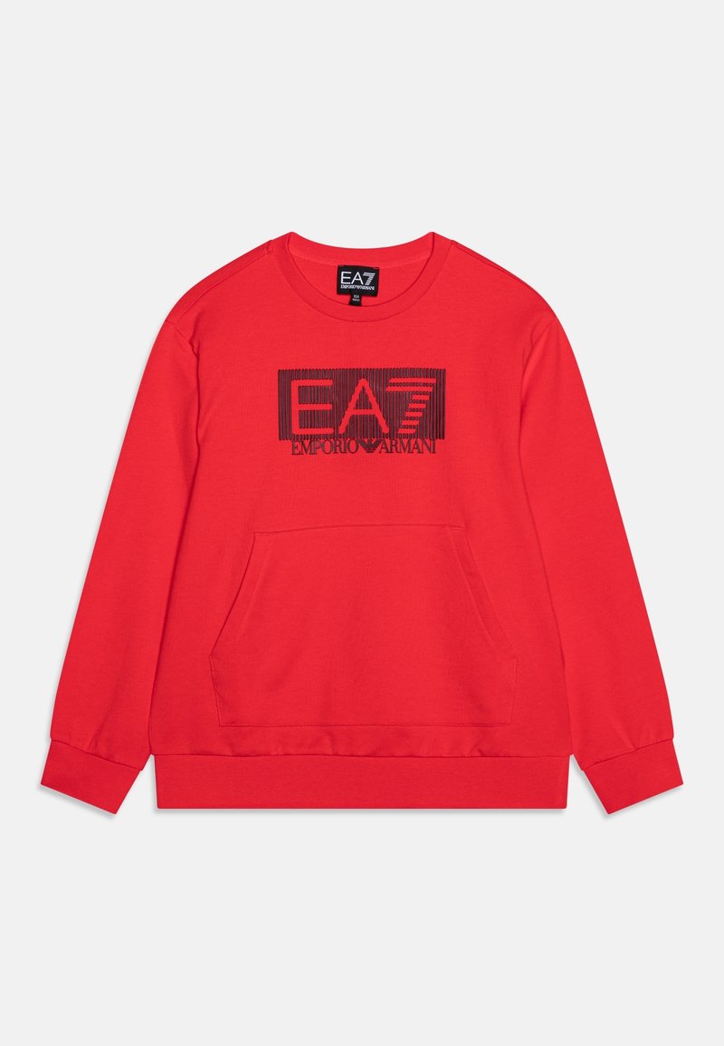 Felpa rossa in cotone, con tasca frontale e logo nero EA7 Emporio Armani sul petto. Maniche lunghe e polsini a costine.