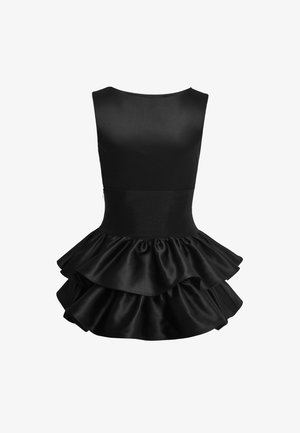 Schwarzes Satin-Kleid mit einem taillierten Oberteil und einem mehrlagigen Rüschensaum. Die Textur ist glatt mit einem leichten Glanz, der das elegante Design unterstreicht.