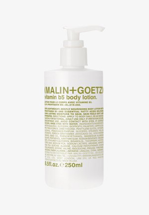 Weiße zylindrische Flasche mit Pumpspender, grün beschriftet mit Produktname und Anweisungen. Enthält 250 ml Vitamin B5 Körperlotion.