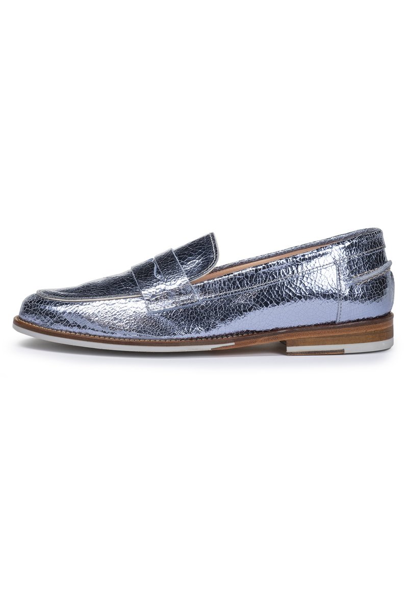 Mocassini blu metallici con finitura testurizzata, profilo basso e dettaglio a strappo cucito. Suola piatta, adatti per un abbigliamento casual o semi-formale.