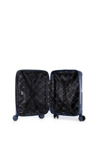 Maleta rígida azul, abierta para revelar un interior negro con un patrón de diamante, correas cruzadas ajustables y cuatro ruedas que giran suavemente.