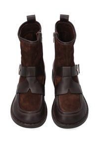 Brązowe zamszowe botki za kostkę z skórzanymi akcentami, okrągłym noskiem, bocznymi zamkami błyskawicznymi oraz szerokim paskiem z srebrną klamrą z przodu.