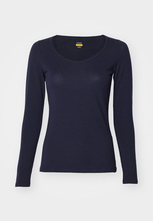 T-shirt a maniche lunghe di colore navy realizzato in tessuto leggero. Presenta un collo a barca e una silhouette aderente con una texture liscia.