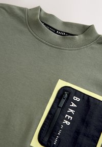 Baker by Ted Baker POCKET - Top s dlhým rukávom - green