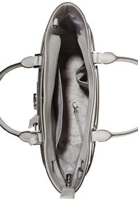 Intérieur de sac à main gris avec une texture lisse, comportant une poche zippée, un ressort pour porte-clés et une doublure à motifs. Poignées doubles visibles.