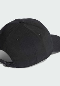 Cappello nero con visiera curva, realizzato in tessuto liscio. Presenta una cinghia posteriore regolabile e fori di ventilazione sui lati.