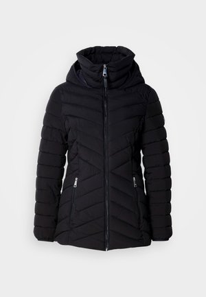 Schwarze Daunenjacke mit Kapuze, ausgestattet mit einem gezackten Steppdesign, Reißverschluss vorne und zwei Seitentaschen mit silbernen Reißverschlüssen.