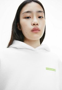 Calvin Klein Jeans Felpa con cappuccio - bright white
