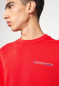 Scotch & Soda UNISEX - T-shirt básica - arizona red