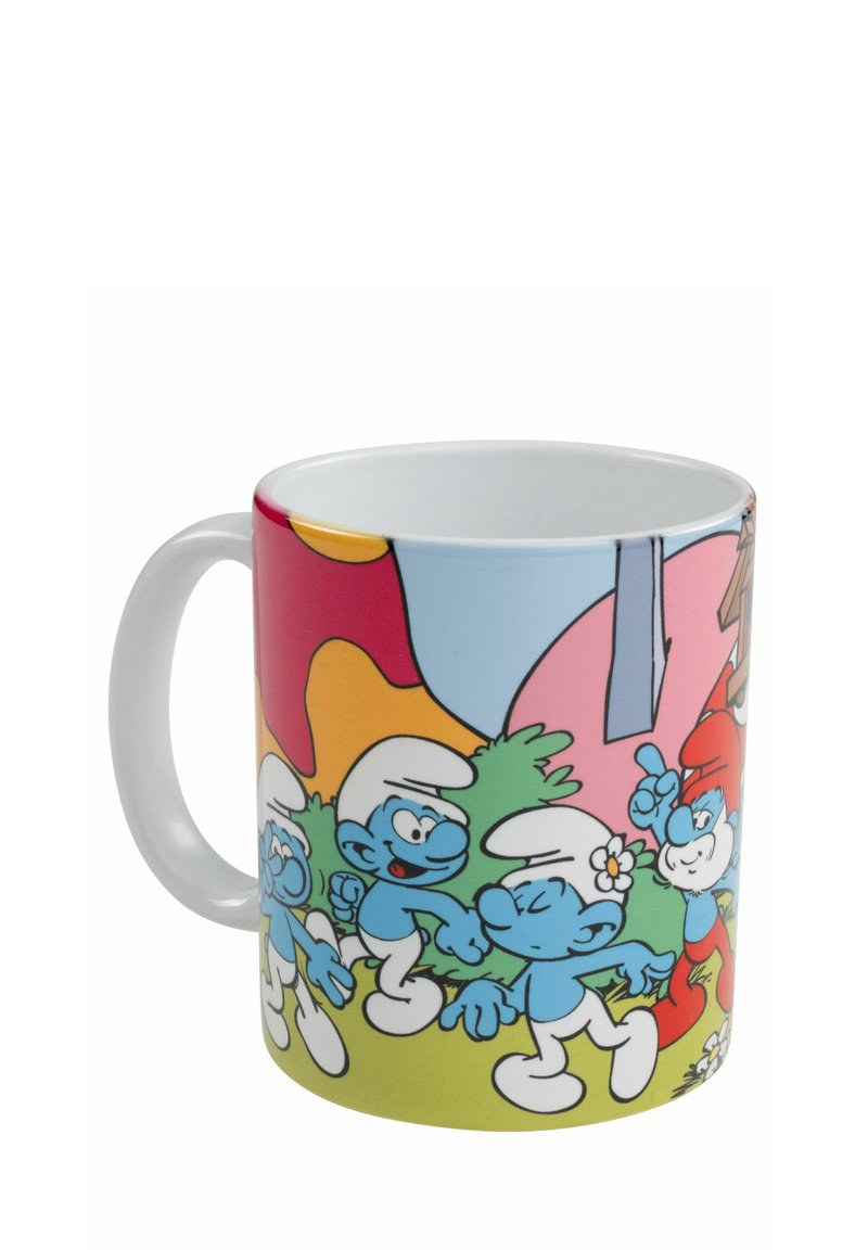 Tazza in ceramica con un vivace design da cartone animato che presenta personaggi blu su uno sfondo multicolore. Forma arrotondata con un grande manico.