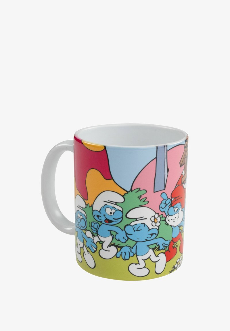 Tazza in ceramica con un vivace design da cartone animato che presenta personaggi blu su uno sfondo multicolore. Forma arrotondata con un grande manico.