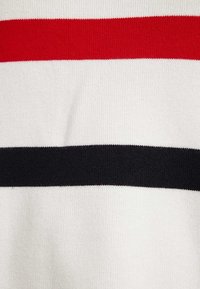 Weißer Stoff mit horizontalen Streifen in Rot und Schwarz. Die Textur ist glatt und gestrickt, mit gleichmäßigen Stichen überall.