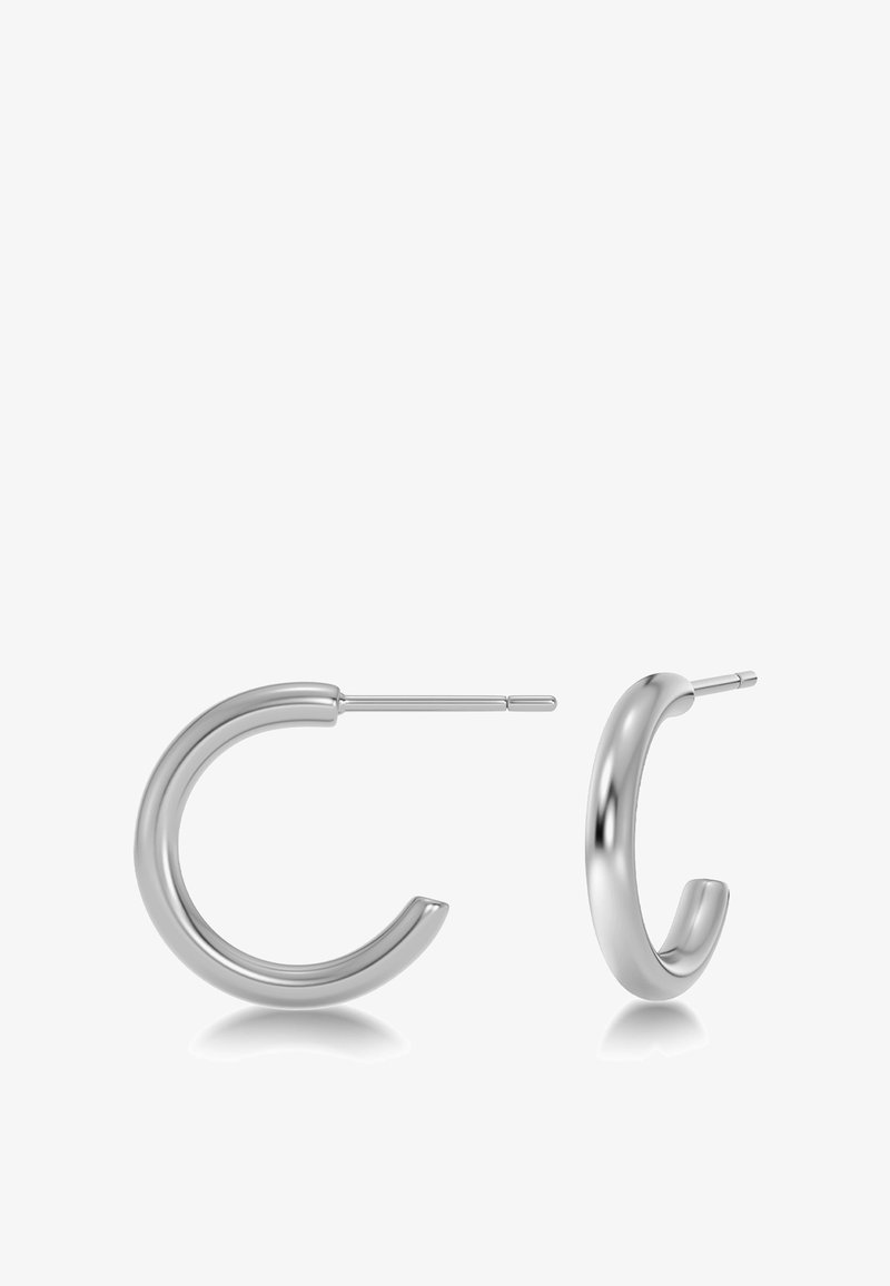 Paire de boucles d'oreilles créoles en argent poli avec attaches à tige, l'une vue de face et l'autre de profil sur un fond blanc.