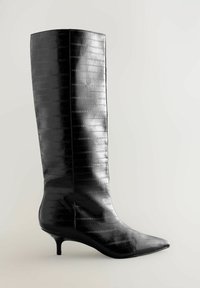 Černý kožený kozačka ke kolenům s ostrou špičkou a krátkým podpatkem typu kitten, s jemným vzorem hadí kůže.