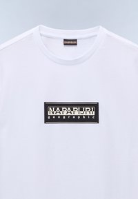 Hvid bomulds T-shirt med rund hals, prydet med et sort rektangulært logo med "NAPAPIJRI geographic" i kontrasterende farver. Glat tekstur.