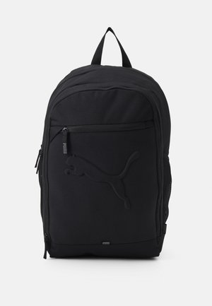 Schwarzer Rucksack aus strukturiertem Stoff mit einem eleganten Design, versehen mit einem erhabenen Puma-Logo, einer Reißverschlusstasche vorne und seitlichen Netztaschen.
