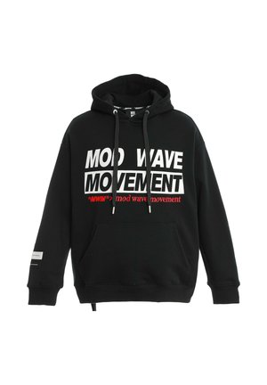 Sudadera negra con capucha con texto grande en blanco y rojo "MOD WAVE MOVEMENT" en el frente, cordones en la capucha y bolsillo delantero tipo canguro.