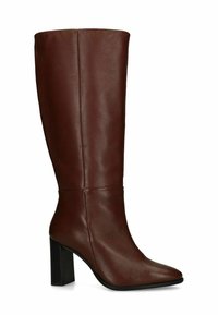 Botte mi-haute en cuir marron avec un bout pointu, une texture lisse, un talon carré et un détail de couture minimal le long de l'arrière.