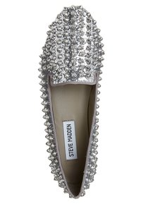 Chaussure plate en argent recouverte de strass, avec un embout rond et une ouverture élastiquée. Doublure intérieure lisse et étiquette de marque visible.