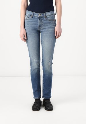 Svetlo modri jeans z ožjim krojem, z rahlimi praskami in zbledelostjo, petimi žepi in klasičnim gumbom za zapiranje.