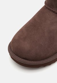 UGG CLASSIC MINI II UNISEX - Klasické členkové čižmy - burnt cedar
