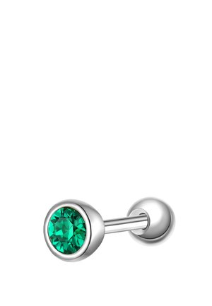 Orecchino a barra in argento con una pietra preziosa verde rotonda incastonata su un'estremità e una sfera liscia in argento sull'altra.