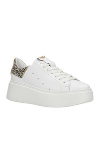Weiße Leder-Sneaker mit einer Plattformsohle, die an der Ferse einen Leopardenprint-Akzent und runde Ösenperforationen an den Seiten aufweist.