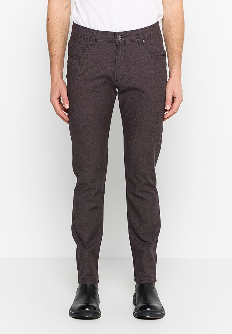 Dunkelgraue Slim-Fit-Hosen aus einem strukturierten Stoff, mit Vordertaschen und Knopfverschluss. Getragen mit einem weißen Hemd und schwarzen Schuhen.