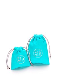 Tirkīza krāsas saņemšanas maisiņi divos izmēros, izgatavoti no mīksta materiāla, ar sudraba auklu un drukātu logo "Elli WE ♥ JEWELS."