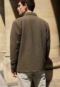 Next TEXTURE SHACKET  - REGULAR FIT - Nyári dzseki - mocha brown