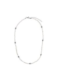 Collana con perline che presenta perle ovali trasparenti e metalliche, con una catena di estensione in tonalità argento per lunghezza regolabile.