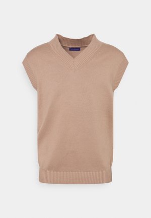 Beige gestrickte ärmellose Pullunderweste mit weitem geripptem V-Ausschnitt und geripptem Saum, auf einfarbigem Hintergrund präsentiert.
