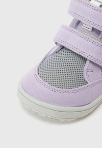 Svjetlofioletna i siva tenisica s remenčićima na čičak i teksturiranim potplatom, dizajnirana za lako pričvršćivanje i prozračnu udobnost.