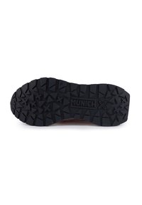 Suola di scarpa in gomma nera con scanalature profonde e aggressive e il logo "MUNICH" impresso. Superficie testurizzata per una maggiore aderenza e durata.