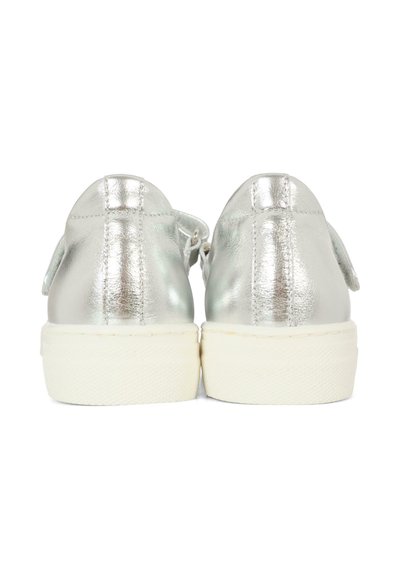 Sneaker metallic silver con una texture liscia, dotate di una suola in gomma bianca e dettaglio posteriore, progettate con un profilo a basso. 