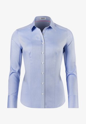 Camicia azzurro chiaro a maniche lunghe con una texture liscia. Presenta un colletto classico, chiusura a bottoni e un sottile motivo a righe.
