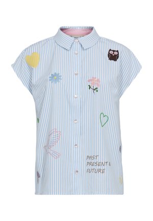Camisa sin mangas de rayas azul claro y blanco con cuello, botones, flores bordadas, pájaros, corazones, búho y texto "PASADO, PRESENTE Y FUTURO".