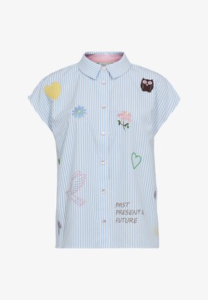 Camisa sin mangas de rayas azul claro y blanco con cuello, botones, flores bordadas, pájaros, corazones, búho y texto "PASADO, PRESENTE Y FUTURO".