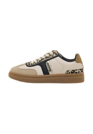 Sneaker bianca e beige con una striscia nera, dettagli in stampa leopardata e lacci in tessuto. Punta arrotondata e suola in gomma testurizzata di color nocciola.