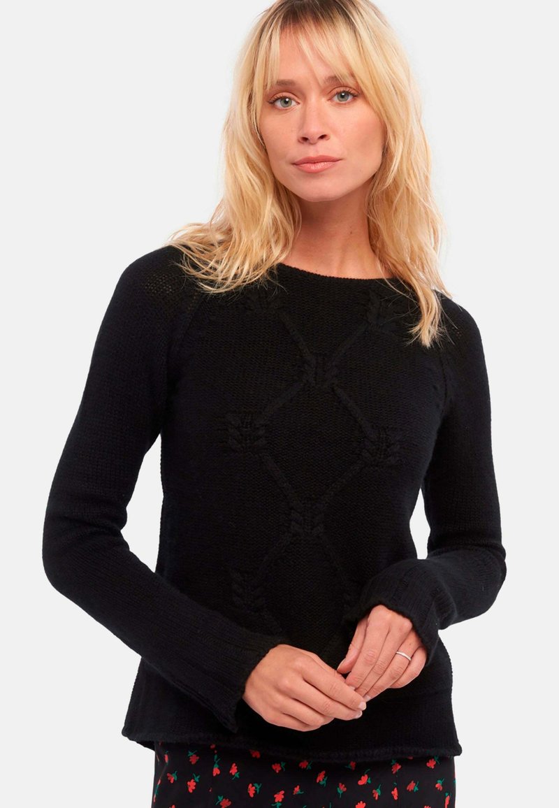 Pull en tricot noir avec un motif texturé, col rond, et manches longues avec des poignets côtelés. Texture légère, coupe décontractée.