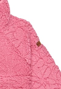 Rosa fleece-pullover med ett texturerat blommönster och hög krage. En liten läderetikett är fäst nära axelsömmen.