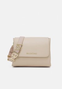 Smėlio spalvos odinė pečių rankinė su auksiniu „VALENTINO“ logotipu ir rožine reguliuojama dirželiu; lygi tekstūra su užsegamu atvartu.