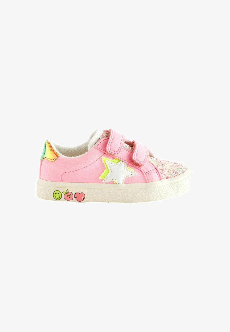 Sneaker rosa con due cinturini in velcro, punta glitterata, dettaglio a stella bianca e accenti grafici di frutta giocosi sulla suola. Superiore in tessuto morbido.