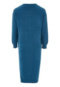 Sininen neulemekko, jossa on pyöreä pääntie, pitkät raglan-hihat ja resorit. Mekko on suora malli, ja se ulottuu polveen.