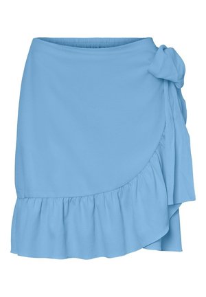 Jupe portefeuille bleu clair avec ourlet froncé et un détail de nœud noué sur le côté droit, en tissu doux et texturé.