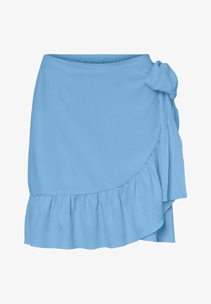 Jupe portefeuille bleu clair avec ourlet froncé et un détail de nœud noué sur le côté droit, en tissu doux et texturé.